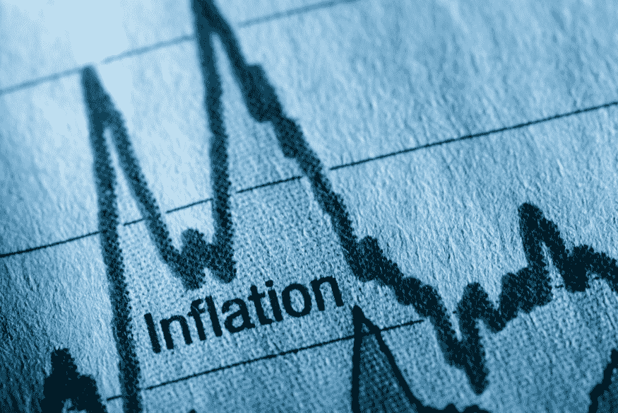 Ein Diagramm mit Kurvenverlauf und dem Wort „Inflation“ zeigt die Schwankungen der Preisentwicklung in einer Wirtschaft.