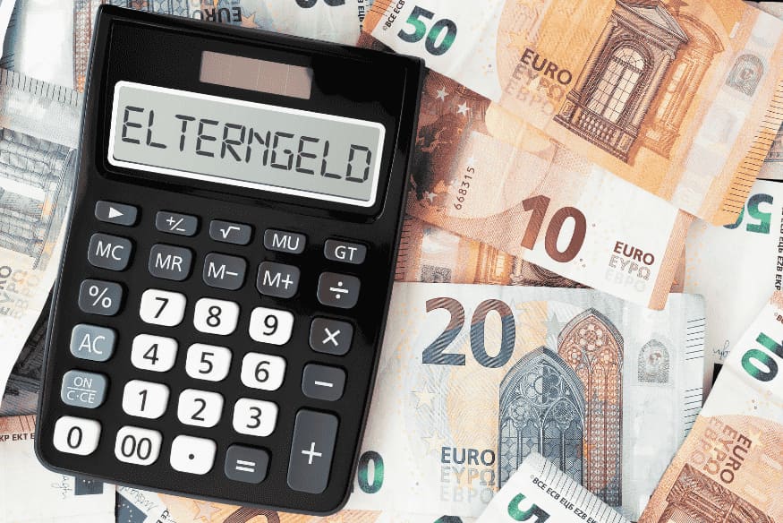 Taschenrechner mit dem Wort Elterngeld auf dem Display auf vielen Euro-Scheinen