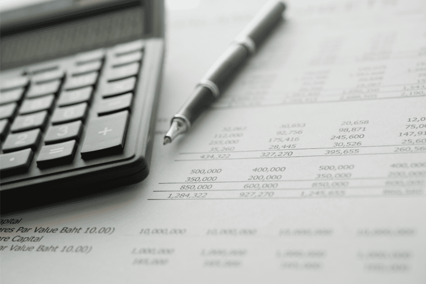 Haushaltsbudget mit Taschenrechner und Finanzplan, um gemeinsame Ausgaben in Patchworkfamilien fair aufzuteilen