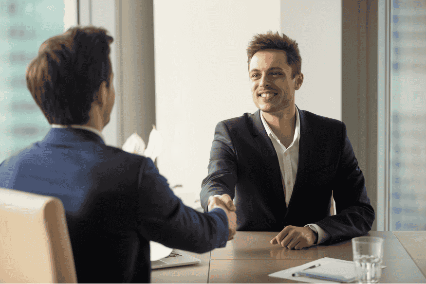 Mann im Gespräch mit Berater, Handschlag als Symbol für neuen Job oder Unterstützungsangebot