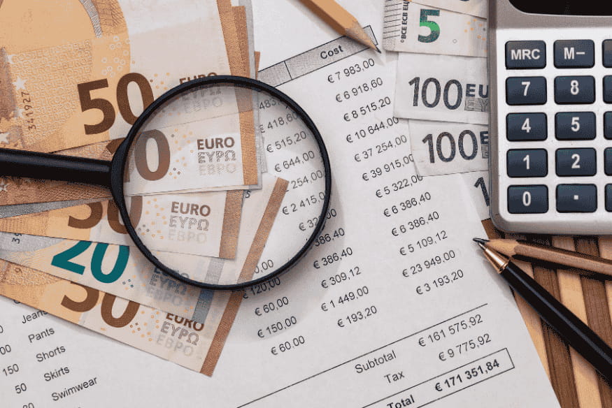 Euro-Scheine, Belege, Lupe und Taschenrechner zur genauen Planung großer Anschaffungen