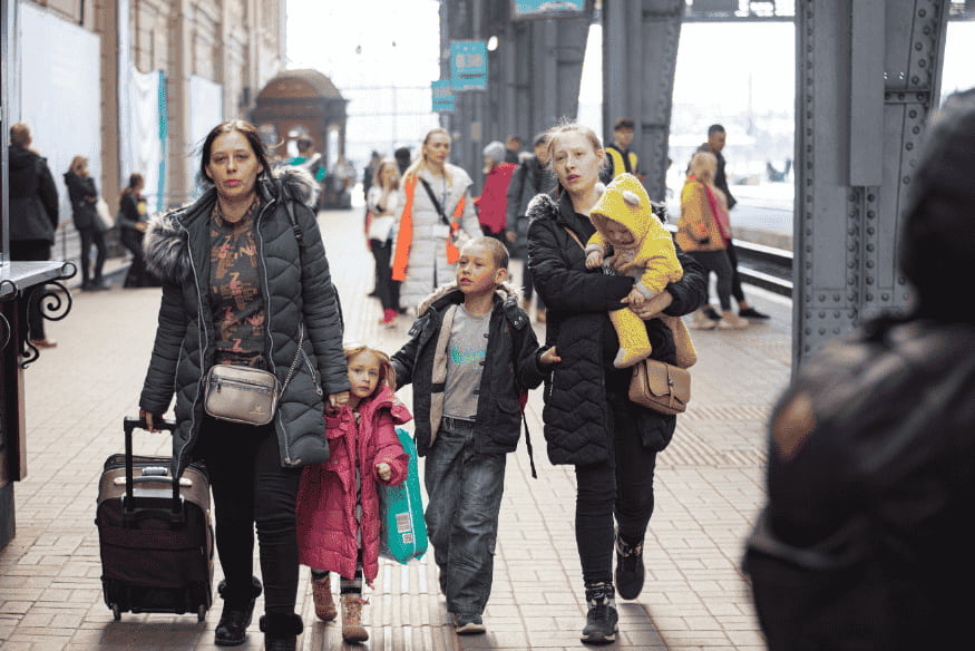 Neu angekommene Familie mit Gepäck am Bahnhof – erste Schritte als Expat in Deutschland