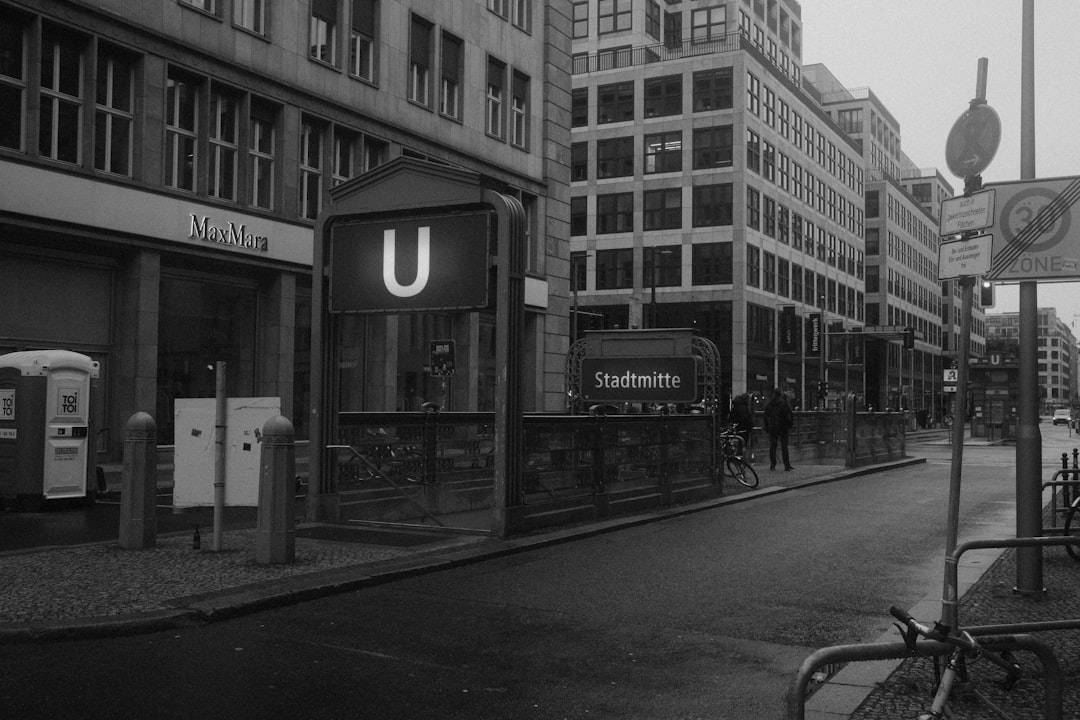 A black and white photo of a city street