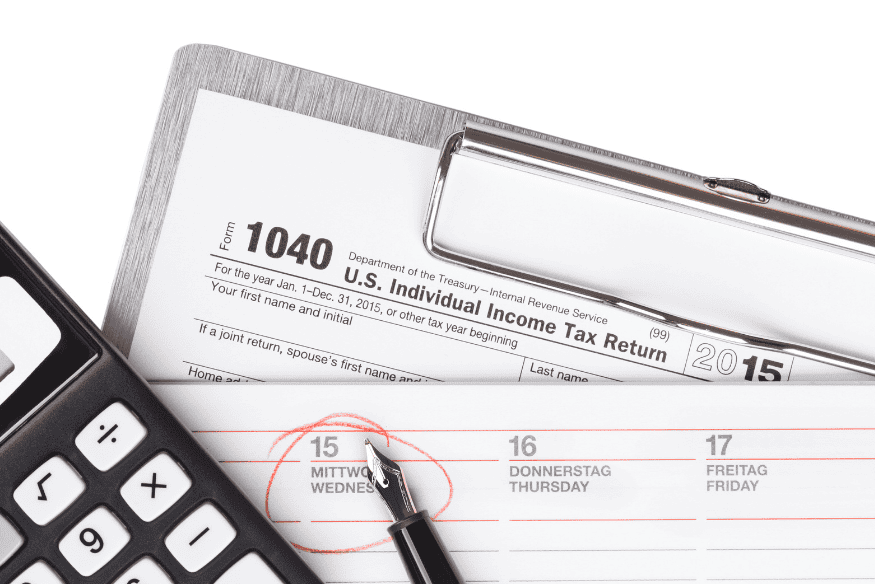 Ein Kalender mit markiertem Datum, Steuerformular und Taschenrechner liegen auf einem Schreibtisch, daneben ein Stift zur Vorbereitung der Steuererklärung.