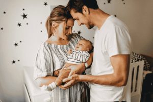 Eltern mit neugeborenem Baby planen gemeinsam ihre Finanzen für die Elternzeit