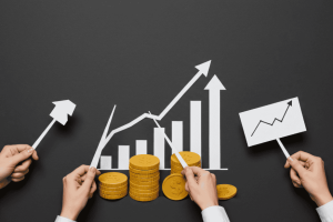 Steigende Balkendiagramme mit Münzstapeln und Pfeilen als Symbol für mehr Netto vom Brutto nach Gehaltsverhandlung