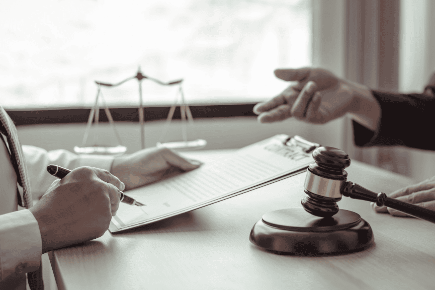 Beratung mit Anwalt zu Mietrecht und Nebenkostenabrechnung am Schreibtisch